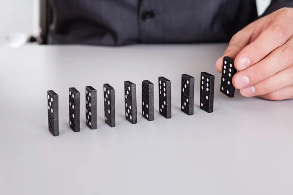 Iş adamı oyun domino — Stok fotoğraf