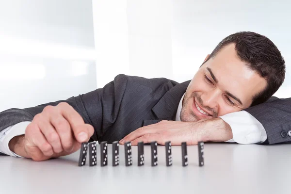 Affärsman spela domino — Stockfoto