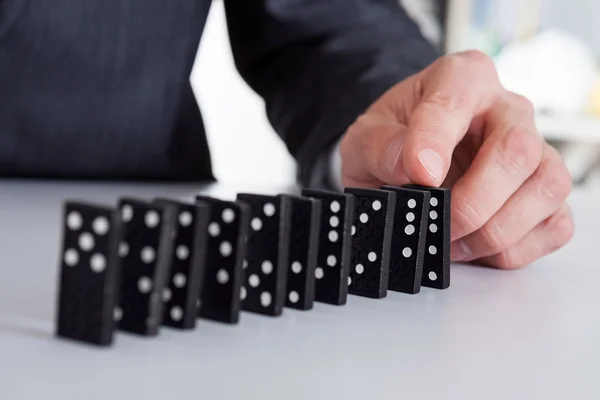 Empresario jugando dominó —  Fotos de Stock