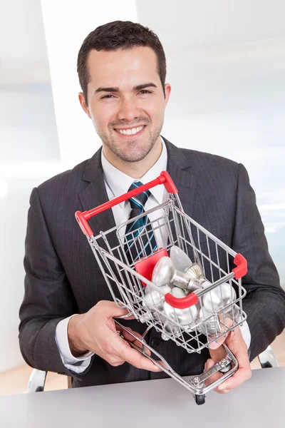 Empresário segurando cesta de compras — Fotografia de Stock