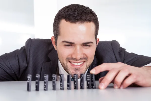 Empresário jogando dominó — Fotografia de Stock