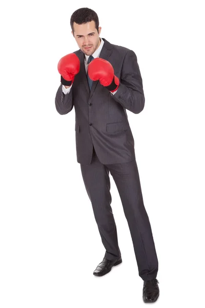 Конкурентный бизнесмен в боксёрских перчатках — стоковое фото