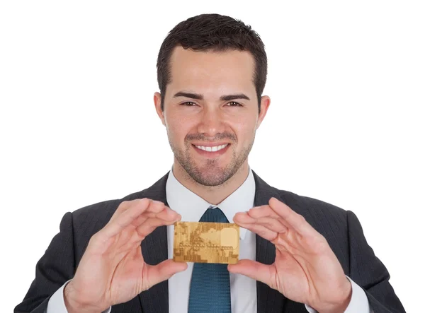 Empresário bem sucedido segurando cartão de crédito — Fotografia de Stock