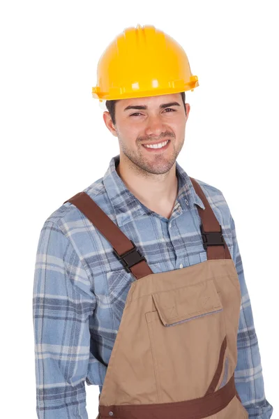 Sert şapka takan bir işçi. — Stok fotoğraf