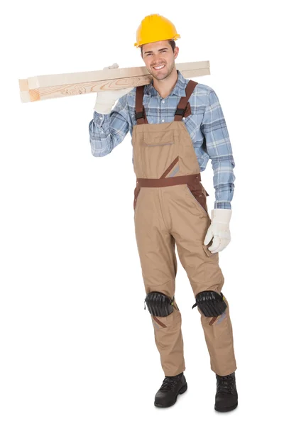 工人戴着安全帽和装载木材 — 图库照片