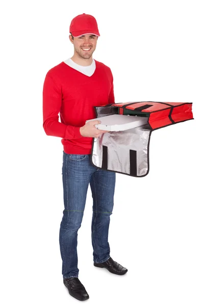 Retrato del repartidor de pizza con bolsa térmica —  Fotos de Stock
