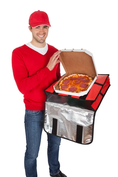 Портрет доставщика пиццы с термальной сумкой — стоковое фото