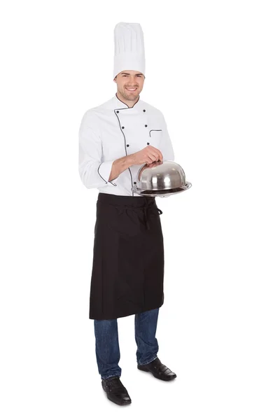 Portret szczęśliwy szef kuchni Trzymając zasobnik — Zdjęcie stockowe