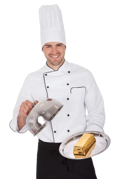 Портрет счастливого шеф-повара с подносом — стоковое фото