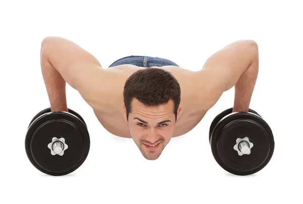 Muscular young man doing pushups — Stock Photo, Image