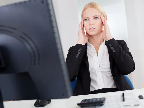 Fröhliche junge Geschäftsfrau mit Kopfschmerzen — Stockfoto