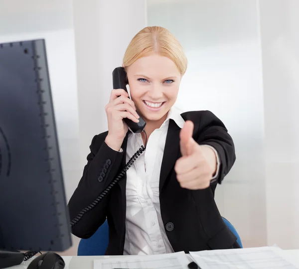 Mulheres de negócios bonitas falando ao telefone — Fotografia de Stock