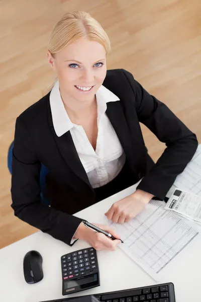 Glada revisor affärskvinna — Stockfoto