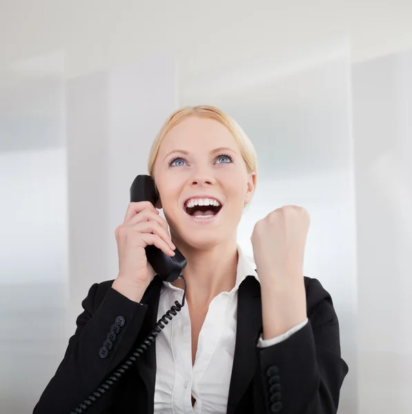 Beszél a telefonon szép üzletasszonyok — Stock Fotó