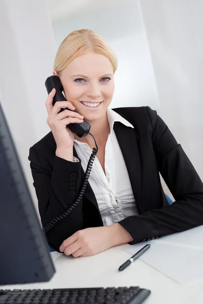 Belle donne d'affari che parlano al telefono — Foto Stock
