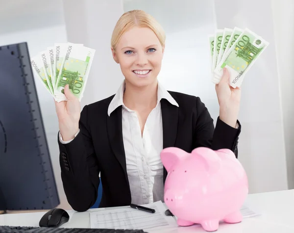 Affärskvinna som innehar euro-sedlar — Stockfoto