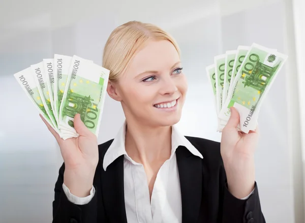 Geschäftsfrau mit Euro-Banknoten — Stockfoto