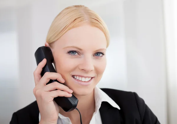 Beszél a telefonon szép üzletasszonyok — Stock Fotó