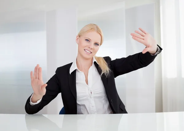 ビジネスの女性が彼女の指で画面に触れる — ストック写真