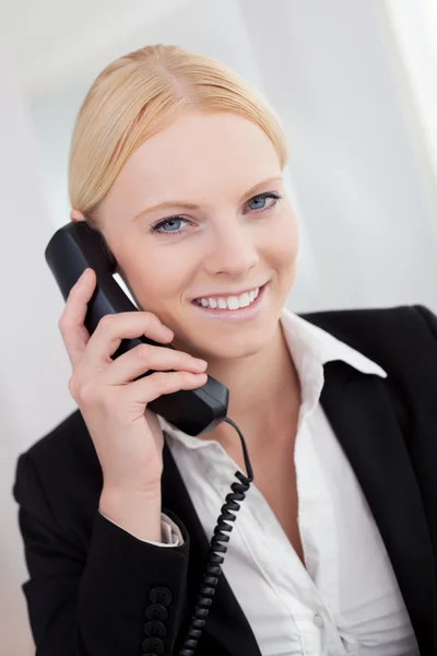 Όμορφες γυναίκες επιχειρηματίες που μιλάτε στο τηλέφωνο — Φωτογραφία Αρχείου