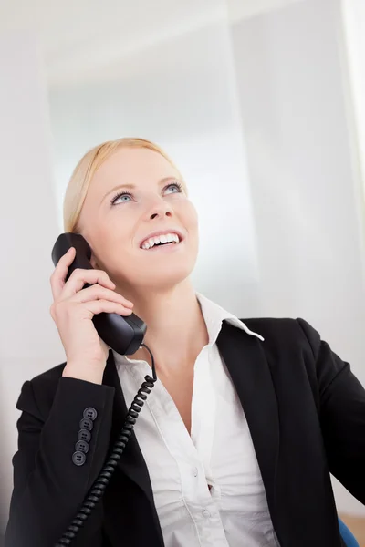 Mulheres de negócios bonitas falando ao telefone — Fotografia de Stock