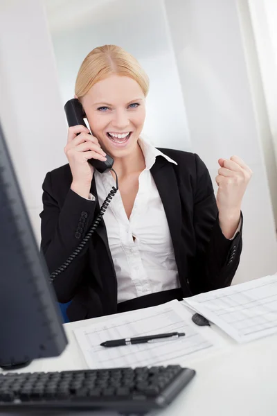 Schöne Geschäftsfrauen telefonieren — Stockfoto