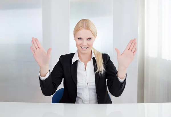 Business woman touching the screen with her finger — Stock Photo, Image