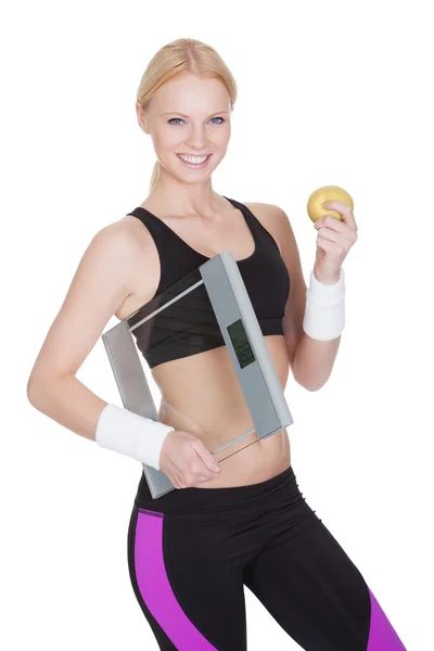 Mulher fitness com pesos e maçã — Fotografia de Stock