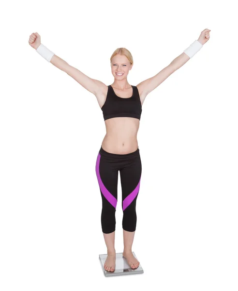 Fitnesswoman staande op gewichten — Stockfoto