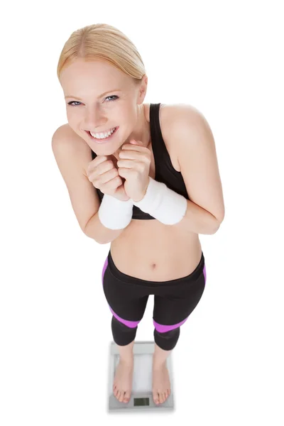 Fitnesswoman standing on weights — Stock Photo, Image