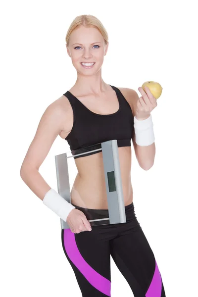 Fitness kvinna med vikter och äpple — Stockfoto
