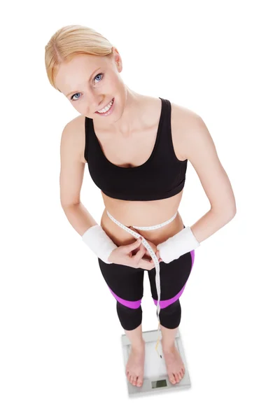 Fitnesswoman de pie sobre pesas — Foto de Stock