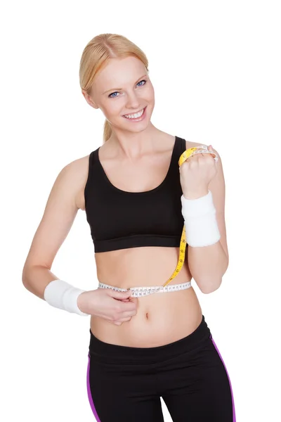 Mujer fitness hermosa medición de la cintura — Foto de Stock