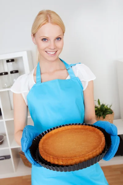 Hermosa joven haciendo pastel —  Fotos de Stock