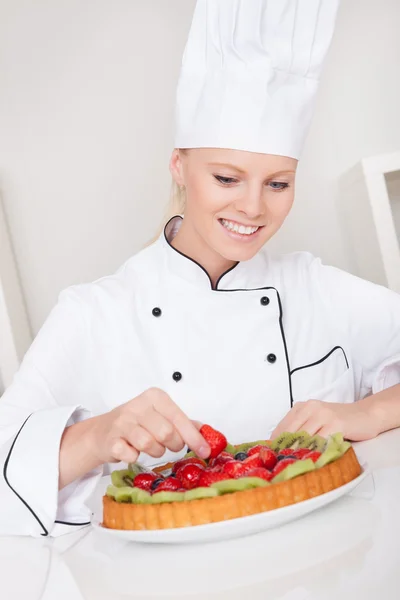 Mooie chef-kok vrouw taart maken — Stockfoto