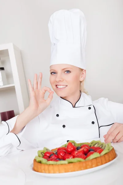 Mooie chef-kok vrouw taart maken — Stockfoto