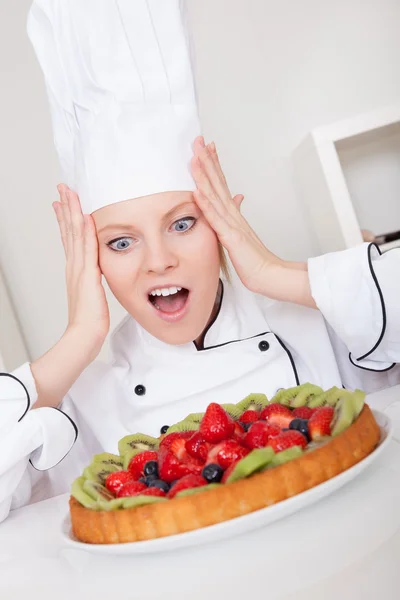 Linda chef mulher fazendo bolo — Fotografia de Stock
