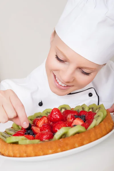 Linda chef mulher fazendo bolo — Fotografia de Stock