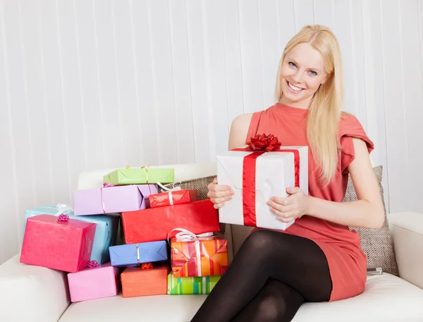 Krásná mladá žena s její dárky — Stock fotografie