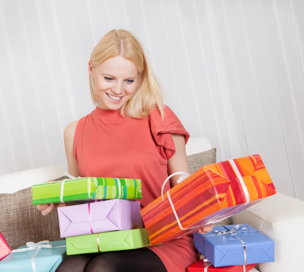 Krásná mladá žena s její dárky — Stock fotografie