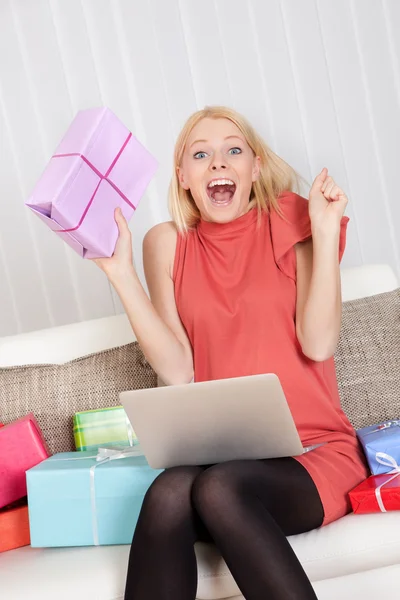 Krásná mladá žena nákup dárků — Stock fotografie