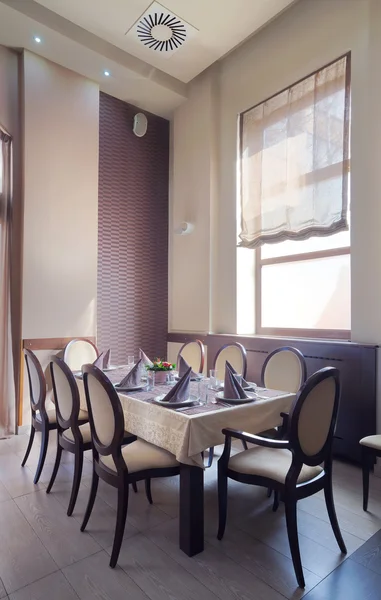 Tisch und Stühle im Restaurant — Stockfoto