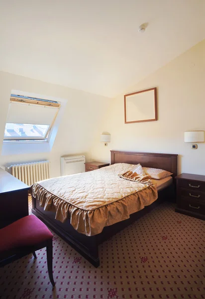 Hotel slaapkamer voor een — Stockfoto
