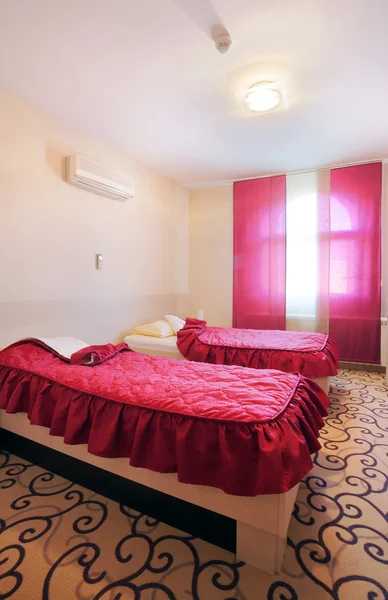 Спальня готелю для двох — стокове фото