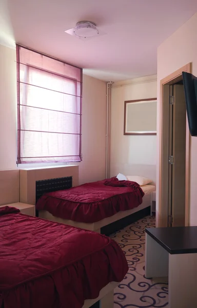 Спальня готелю для двох — стокове фото