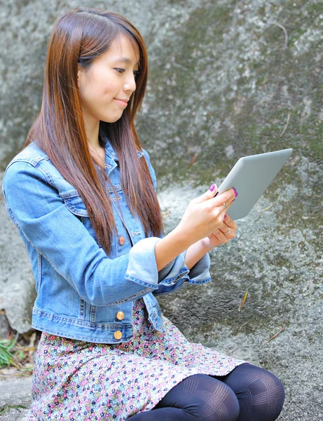 Jeune femme avec ordinateur tablette — Photo