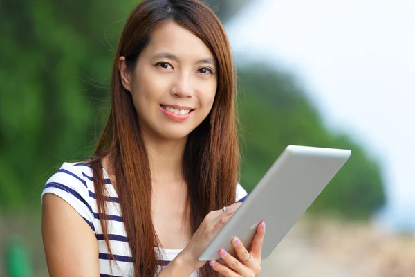 Tablet bilgisayar kullanan Asyalı kadın — Stok fotoğraf