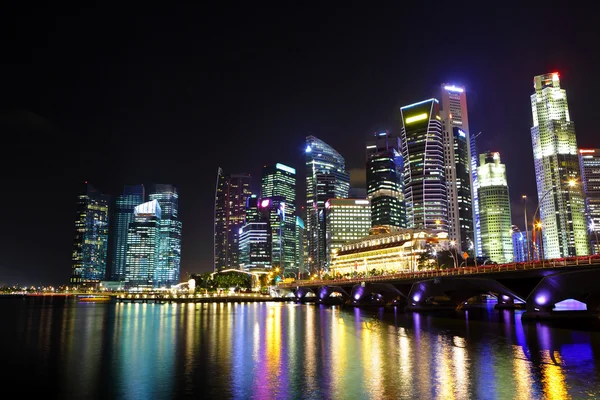 Singapore paesaggio urbano di notte — Foto Stock