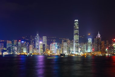 Geceleyin Hong Kong şehir manzarası