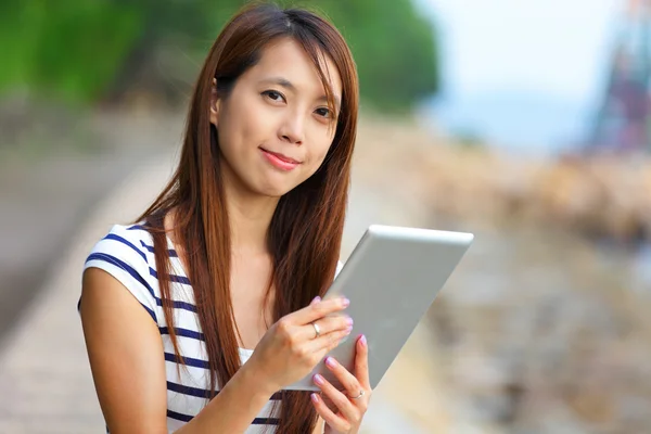 Žena používající tablet počítač — Stock fotografie